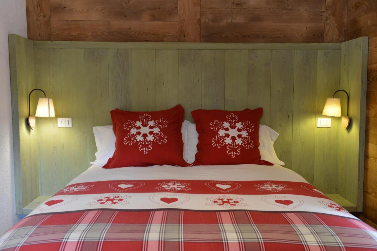 Hotel Petit Dahu - Chambres Et Restaurant Cogne Kültér fotó