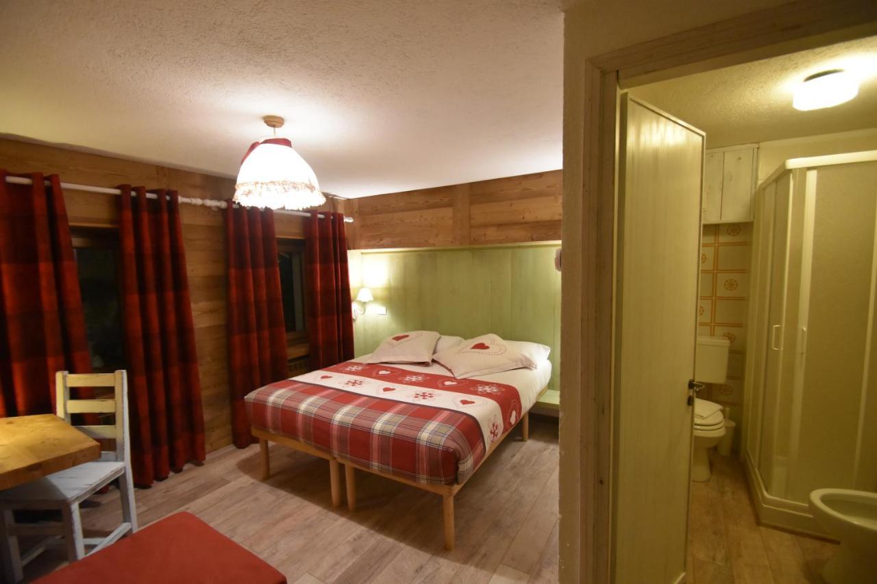 Hotel Petit Dahu - Chambres Et Restaurant Cogne Kültér fotó