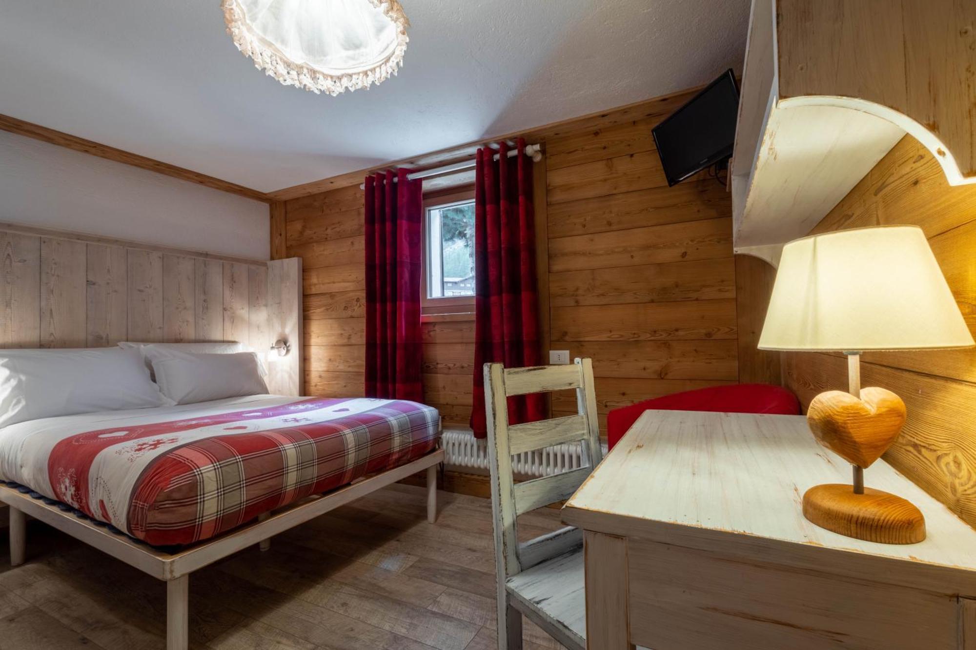 Hotel Petit Dahu - Chambres Et Restaurant Cogne Kültér fotó