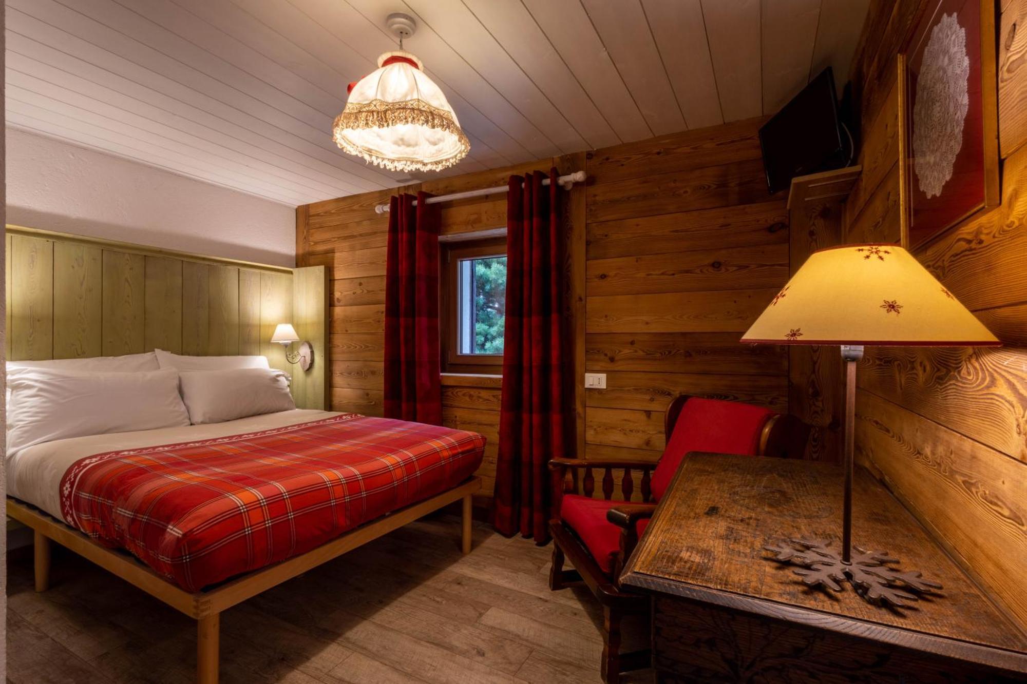 Hotel Petit Dahu - Chambres Et Restaurant Cogne Kültér fotó
