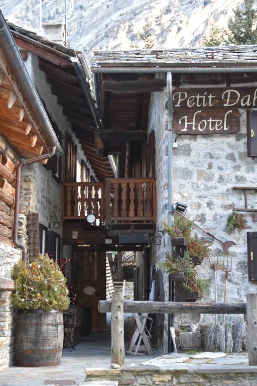 Hotel Petit Dahu - Chambres Et Restaurant Cogne Kültér fotó