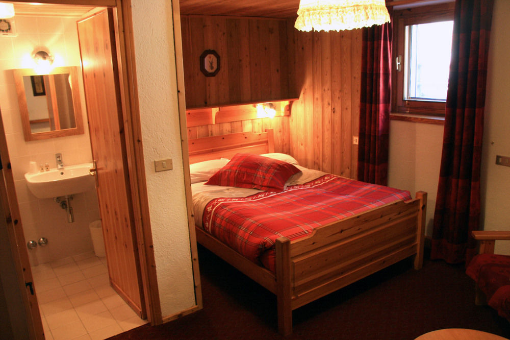 Hotel Petit Dahu - Chambres Et Restaurant Cogne Kültér fotó