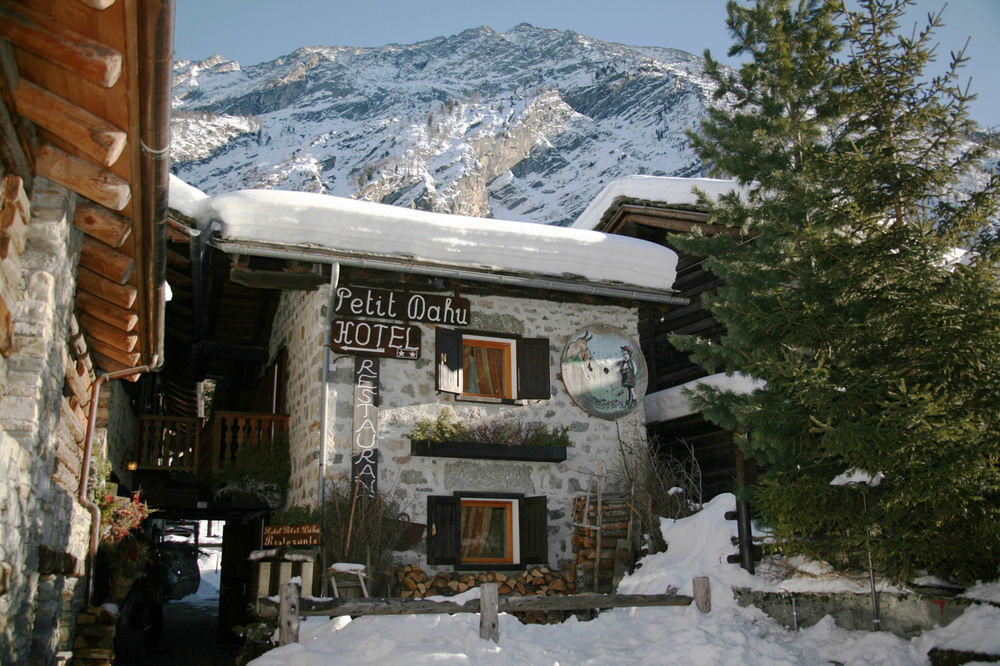 Hotel Petit Dahu - Chambres Et Restaurant Cogne Kültér fotó