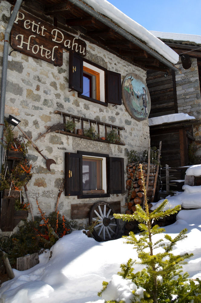 Hotel Petit Dahu - Chambres Et Restaurant Cogne Kültér fotó