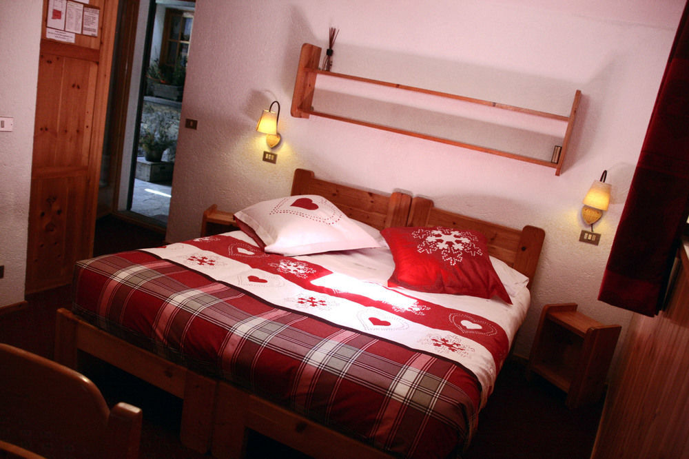 Hotel Petit Dahu - Chambres Et Restaurant Cogne Kültér fotó