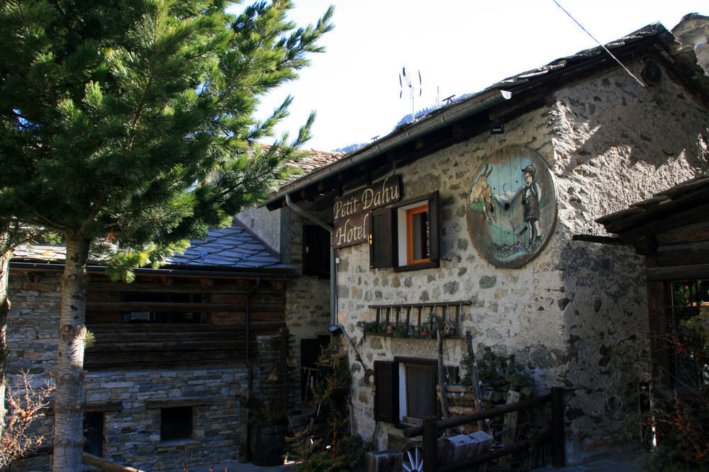 Hotel Petit Dahu - Chambres Et Restaurant Cogne Kültér fotó