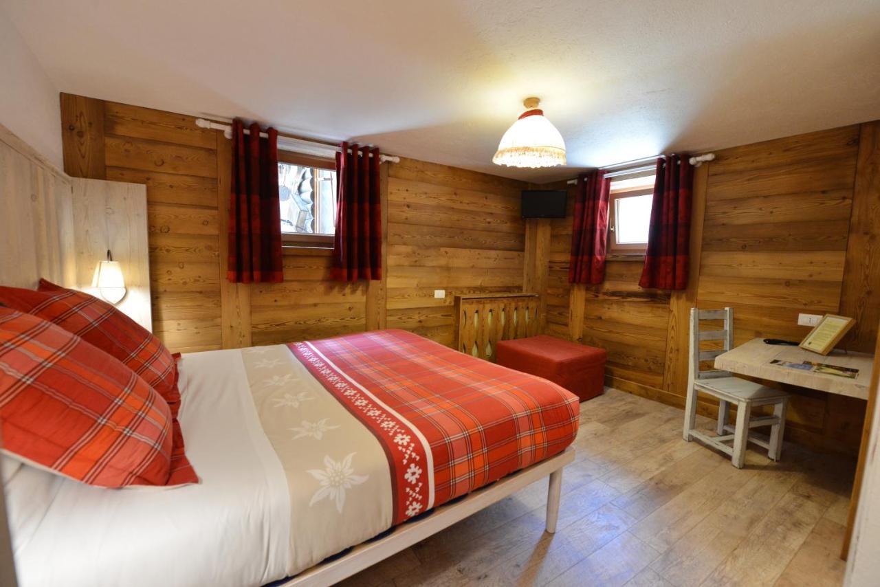 Hotel Petit Dahu - Chambres Et Restaurant Cogne Kültér fotó