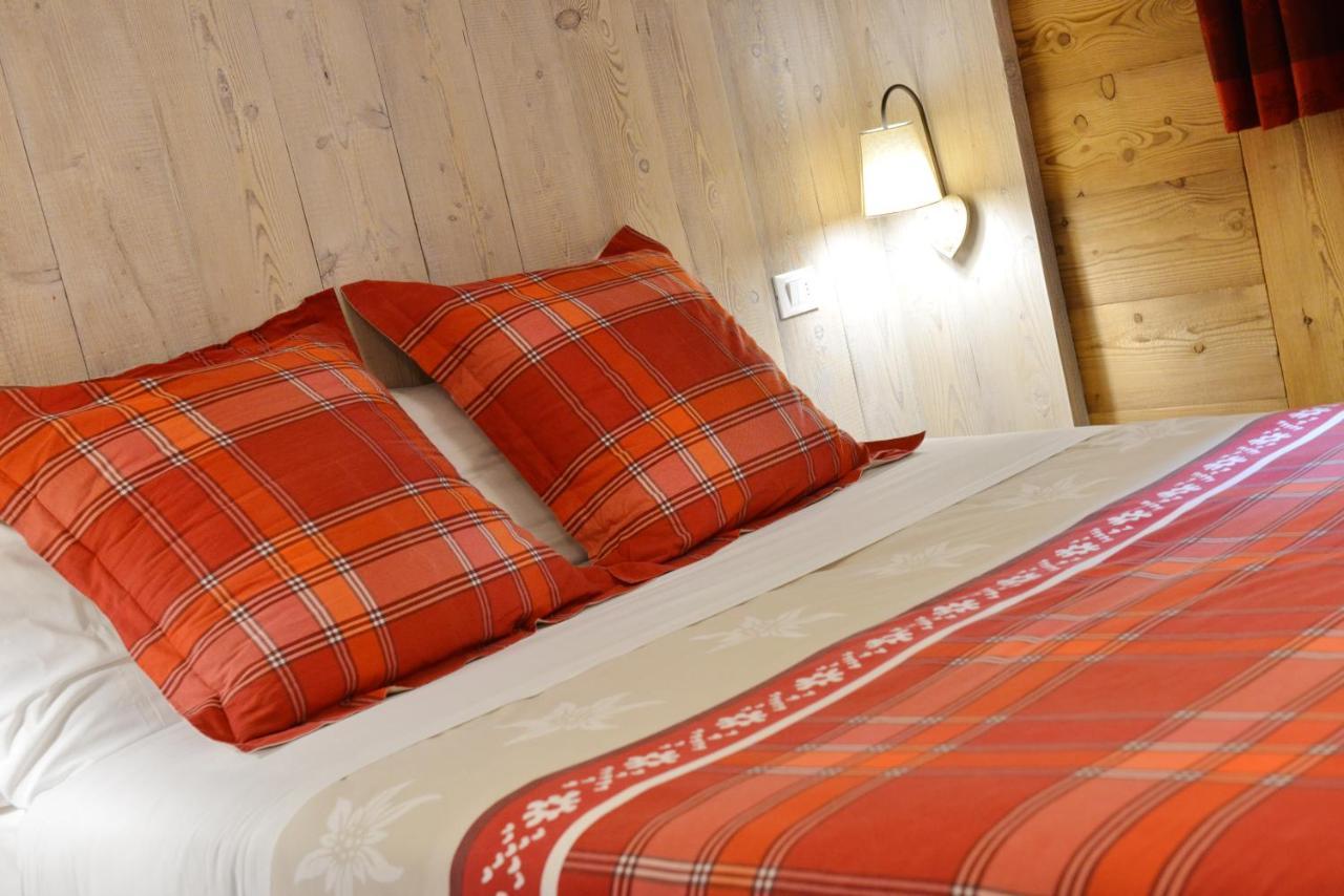 Hotel Petit Dahu - Chambres Et Restaurant Cogne Kültér fotó