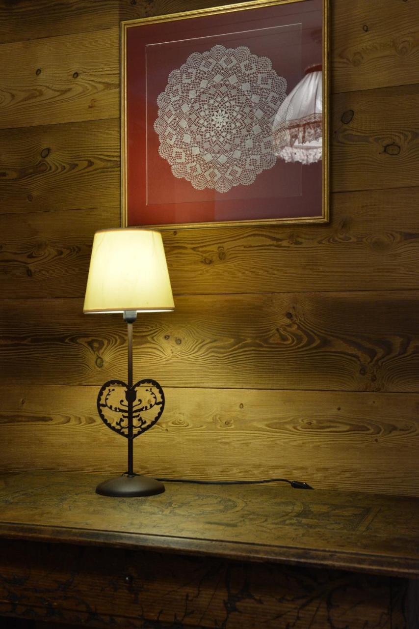 Hotel Petit Dahu - Chambres Et Restaurant Cogne Kültér fotó